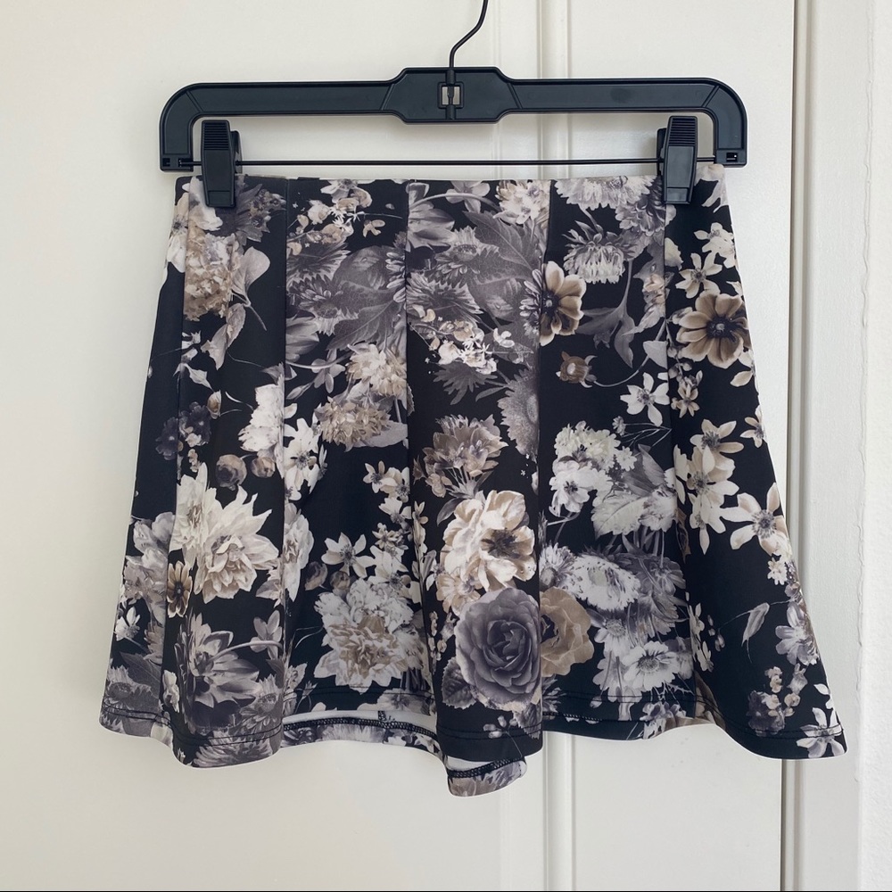Floral printed mini skirt in gray